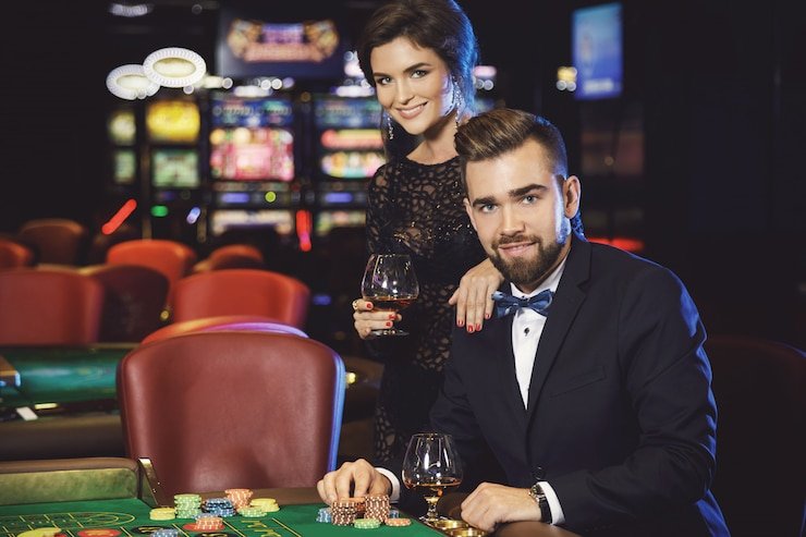 Antarmuka aplikasi tiket2000 menampilkan permainan kasino langsung dan sportsbook